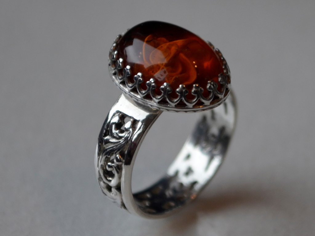 Zilveren ring met barnsteen